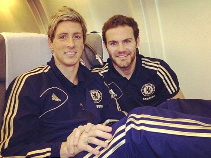 Ảnh chụp Juan Mata và đồng hương Torres trên máy bay (nguồn: Twitter).